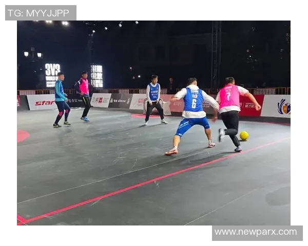 当红球星低调现身街头足球赛场引发路人热情围观与欢呼