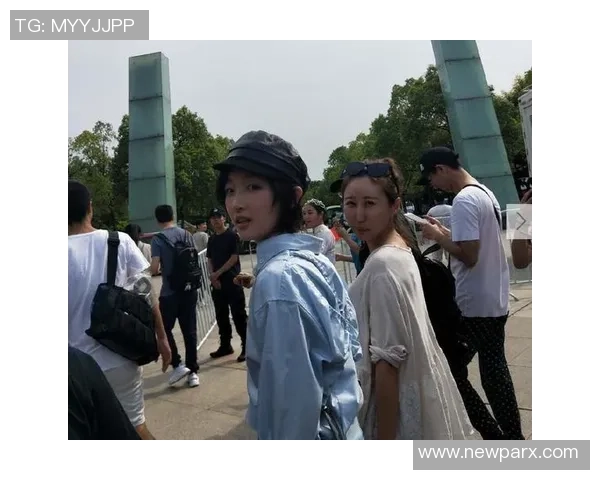 街头偶遇似足球明星的路人引发热议 网友纷纷猜测真实身份